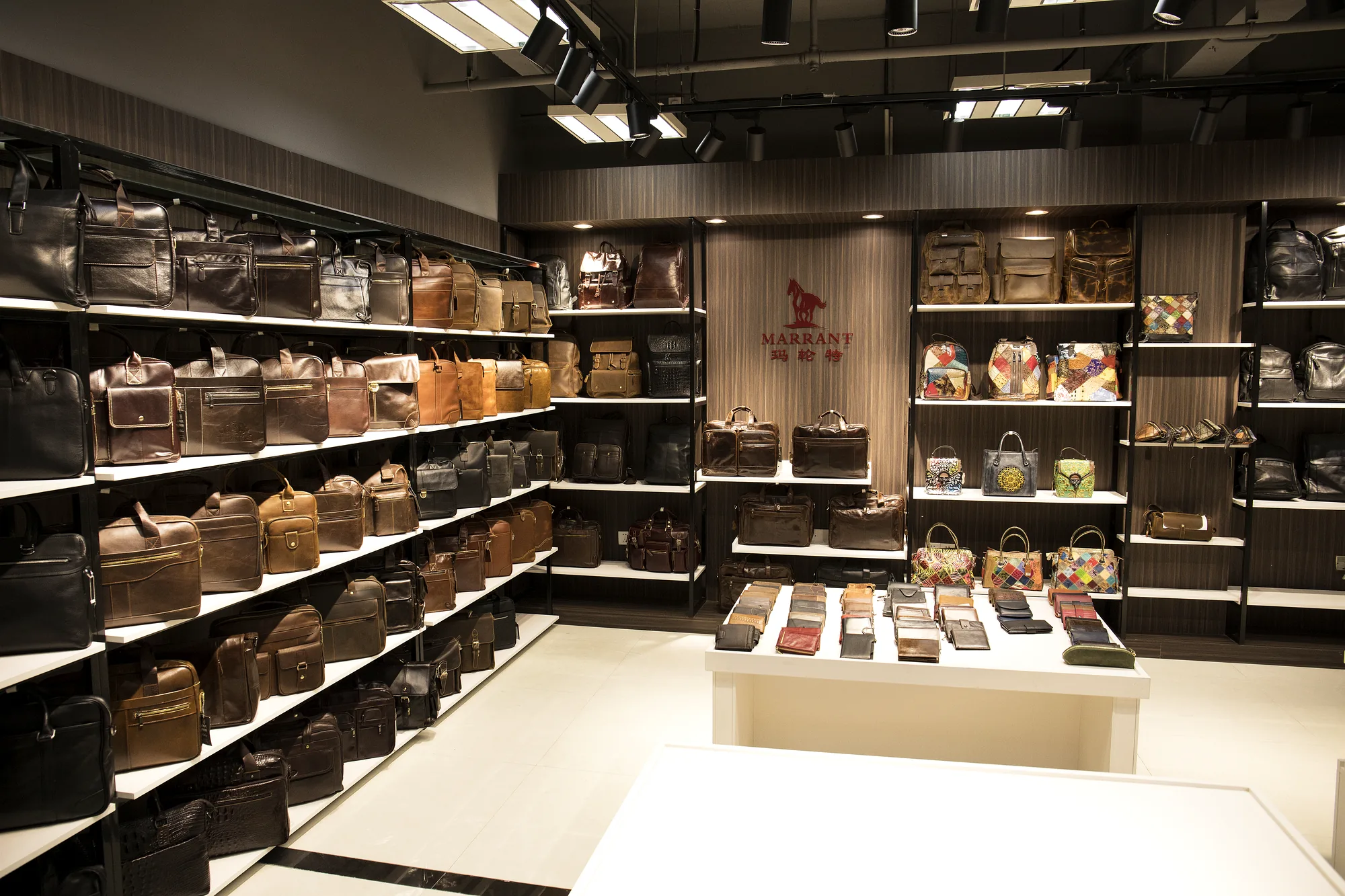 玛轮特广州办公室真皮包产品展厅