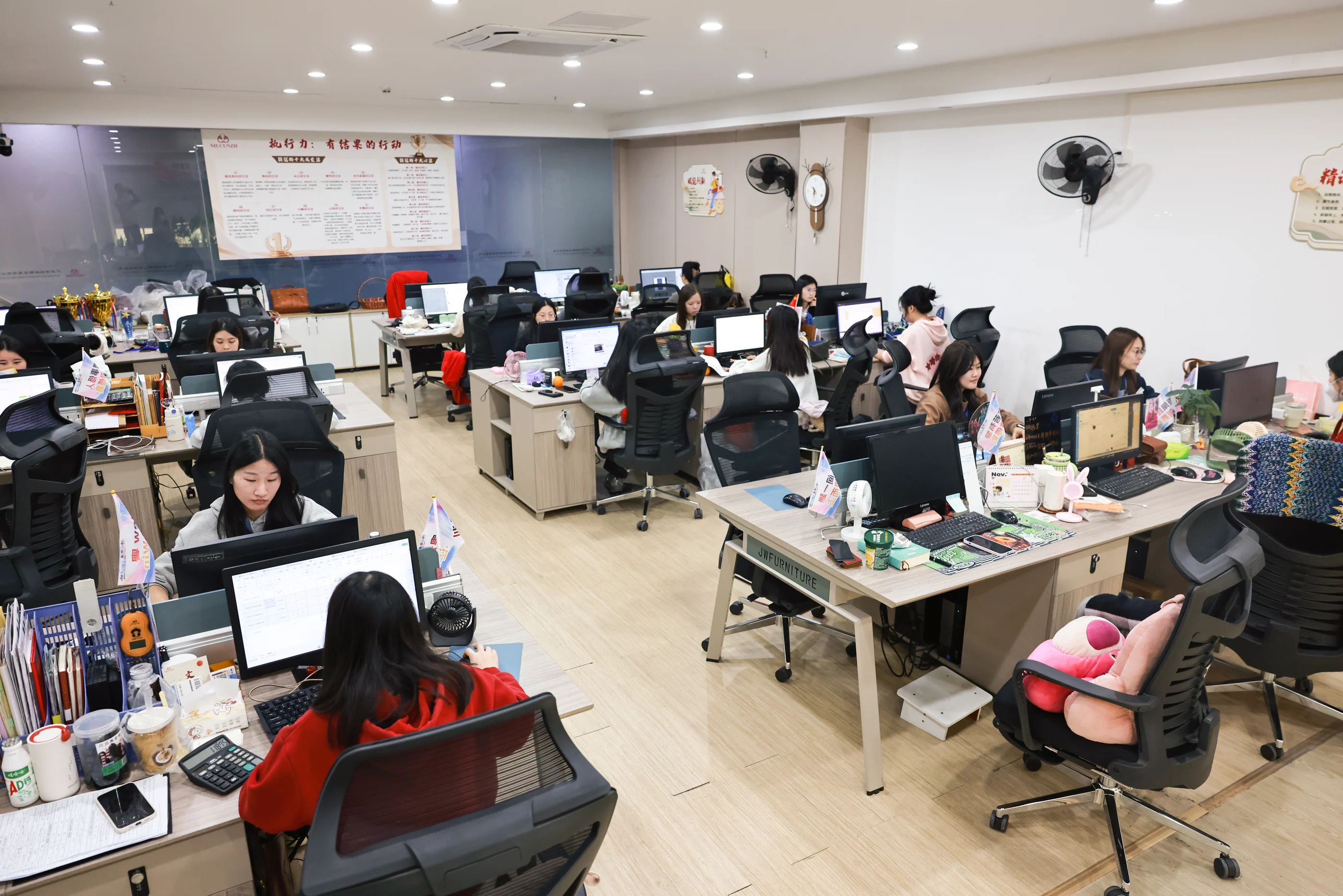 玛轮特广州办公室团队工作场景